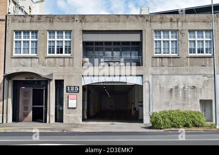 AUCKLAND, NUOVA ZELANDA - 05 aprile 2019: Auckland / Nuova Zelanda - 5 aprile 2019: Vecchio edificio 125 The Strand con parcheggio e uffici Foto Stock