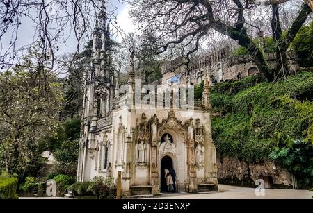 La Cappella gotica della Santissima Trinità nel parco del Palazzo di Regaleira (Quinta da Regaleira). Sintra, Portogallo Foto Stock