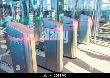 Trasporto tornello, ingresso e uscita. Semaforo rosso, nessun accesso Foto Stock