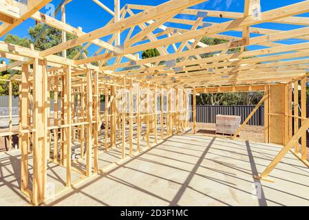 Pallet con mattoni consegnati al nuovo cantiere di costruzione di casa in un giorno Foto Stock