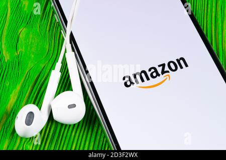 A Helsinki, Finlandia, 4 Maggio 2019: Amazon shopping icona applicazione su Apple iPhone schermo X close-up. Amazon shopping icona app. Amazon domin mobile Foto Stock