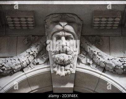 Londra, Inghilterra, Regno Unito. Elaborata pietra di chiave intagliata sull'edificio uno Aldwych, all'angolo di Aldwych e Wellington Street Foto Stock