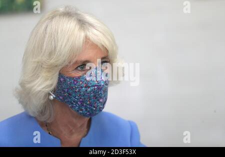 La Duchessa di Cornovaglia, nel suo ruolo di presidente, Royal Voluntary Service, durante una visita al Royal Voluntary Service Mill End Lunch Club di Rickmansworth, Hertfordshire, per incontrare volontari che hanno superato le recenti sfide poste dalla pandemia per ripristinare le tanto necessarie sessioni di pranzo. Foto Stock