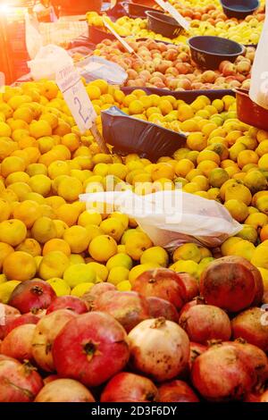 Turco mercato contadino. Cumulo di fresca frutta organica sul contatore arance e mele, melograni, tangerini Foto Stock