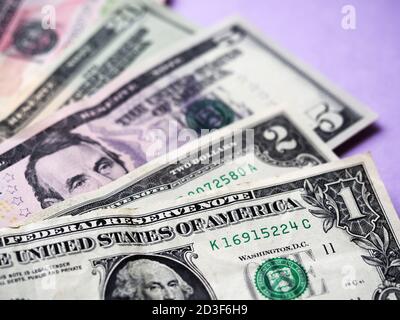 Un'illustrazione della foto delle fatture del dollaro degli Stati Uniti vari ibackground. Messa a fuoco selettiva. 1 dollaro in primo piano Foto Stock
