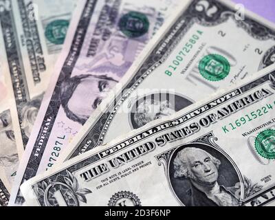 Un'illustrazione della foto delle fatture del dollaro degli Stati Uniti vari ibackground. Messa a fuoco selettiva. 1 dollaro in primo piano Foto Stock