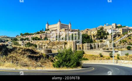 L'Alcazar di Toledo è una fortificazione in pietra situata nella parte più alta di Toledo, in Spagna. Foto Stock