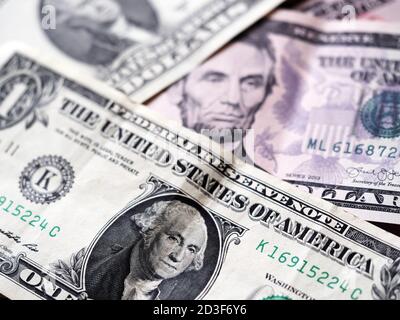 Un'illustrazione della foto delle fatture del dollaro degli Stati Uniti vari ibackground. Messa a fuoco selettiva. 1 dollaro in primo piano Foto Stock