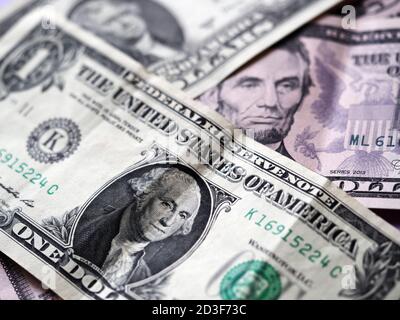Un'illustrazione della foto delle fatture del dollaro degli Stati Uniti vari ibackground. Messa a fuoco selettiva. 1 dollaro in primo piano Foto Stock