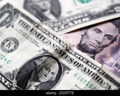 Un'illustrazione della foto delle fatture del dollaro degli Stati Uniti vari ibackground. Messa a fuoco selettiva. 1 dollaro in primo piano Foto Stock