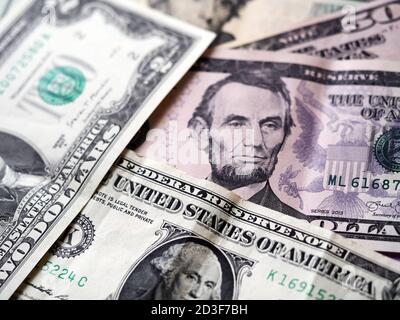 Un'illustrazione della foto delle fatture del dollaro degli Stati Uniti vari ibackground. Messa a fuoco selettiva. 1 dollaro in primo piano Foto Stock