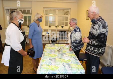 La Duchessa di Cornovaglia (seconda a sinistra), nel suo ruolo di presidente, Royal Voluntary Service, durante una visita al Royal Voluntary Service Mill End Lunch Club di Rickmansworth, Hertfordshire, per incontrare volontari che hanno superato le recenti sfide poste dalla pandemia per ripristinare le tanto necessarie sessioni di pranzo. Foto Stock