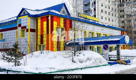 Centro multifunzionale per i giovani "Sovremennik". Noyabrsk, distretto autonomo di Yamalo-Nenets, Russia Foto Stock