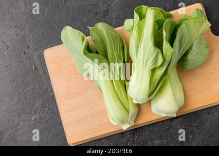 bok choy cavolo cinese su tagliere di legno Foto Stock