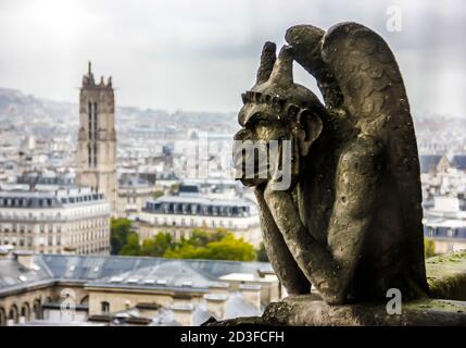 Mitiche creature gargoyle sulla cattedrale Notre Dame de Paris. Francia. Foto Stock