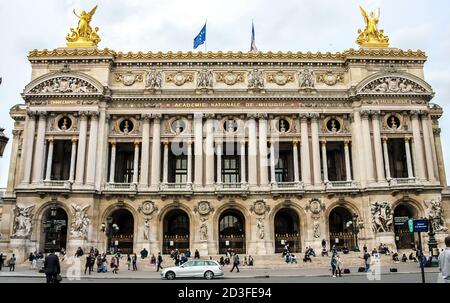 Il Palais Garnier (Palazzo Garnier) o Opra Garnier (Opera Garnier) è un teatro lirico con 1,979 posti a sedere presso la Place de l'Opra di Parigi, Francia. Foto Stock