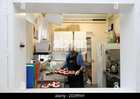 La Duchessa di Cornovaglia, nel suo ruolo di presidente, Royal Voluntary Service, serve un dessert a tre, durante una visita al Royal Voluntary Service Mill End Lunch Club di Rickmansworth, Hertfordshire, per incontrare volontari che hanno superato le recenti sfide poste dalla pandemia per ripristinare le tanto necessarie sessioni di pranzo. Foto Stock