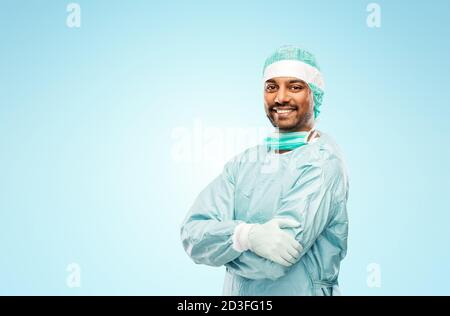 Indian maschio o medico chirurgo in abbigliamento protettivo Foto Stock