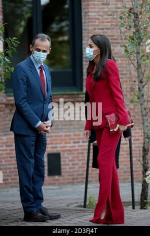 Madrid, Spagna; 08/10/2020.- la regina Letizia partecipa alla riunione del Consiglio di Amministrazione della Residenza studentesca, indossa una tuta rossa sartoriale, con una giacca con doppio lapello e pantaloni svasati con taglio verticale sull'orlo, è un disegno di Roberto Torrreta, Dalla sua collezione Autunno/Inverno 2017-2018. Scarpe con tacco alto e portafoglio in pelle di serpente placcato oro di Carolina Herrera. Pedro Duque Ministro delle Scienze (L) Credit: dpa Picture Alliance/Alamy Live News Foto Stock