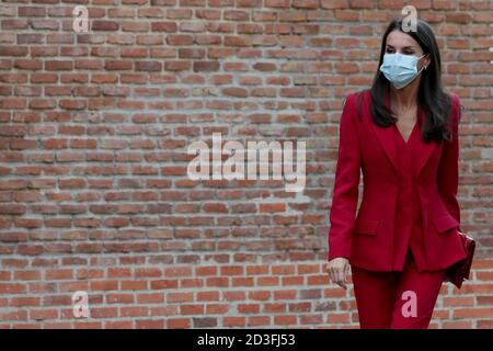 Madrid, Spagna; 08/10/2020.- la regina Letizia partecipa alla riunione del Consiglio di Amministrazione della Residenza studentesca, indossa una tuta rossa sartoriale, con una giacca con doppio lapello e pantaloni svasati con taglio verticale sull'orlo, è un disegno di Roberto Torrreta, Dalla sua collezione Autunno/Inverno 2017-2018. Scarpe con tacco alto e portafoglio in pelle di serpente placcato oro di Carolina Herrera. Credit: dpa Picture Alliance/Alamy Live News Foto Stock