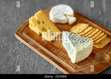 primo piano di formaggio blu su tagliere di legno Foto Stock