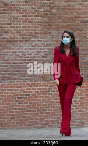 Madrid, Spagna; 08/10/2020.- la regina Letizia partecipa alla riunione del Consiglio di Amministrazione della Residenza studentesca, indossa una tuta rossa sartoriale, con una giacca con doppio lapello e pantaloni svasati con taglio verticale sull'orlo, è un disegno di Roberto Torrreta, Dalla sua collezione Autunno/Inverno 2017-2018. Scarpe con tacco alto e portafoglio in pelle di serpente placcato oro di Carolina Herrera. Credit: dpa Picture Alliance/Alamy Live News Foto Stock