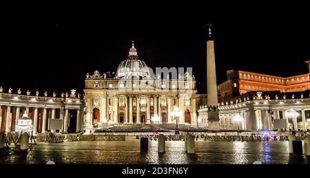 Basilica di San Pietro in Vaticano di notte. Roma, Italia. Foto Stock