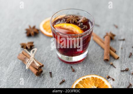 vin brulé caldo, fette di arancia, uvetta e spezie Foto Stock