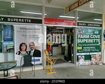 AUCKLAND, NUOVA ZELANDA - 25 aprile 2019: Auckland / Nuova Zelanda - 25 2019 aprile: Vista di Farm Cove Superette Foto Stock