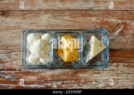 diversi tipi di formaggio in tazze di vetro Foto Stock