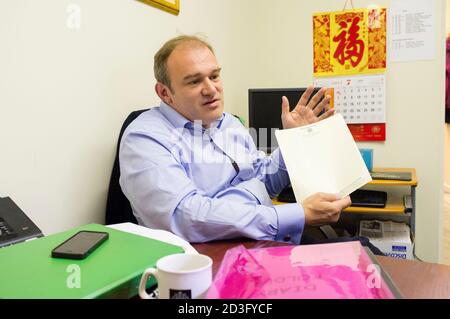 RT Hon ed Davey, il deputato liberaldemocratico per la circoscrizione di Kingston & Surbiton che lavora nel suo ufficio elettorale al 21 di Berrylands Road, Surbiton, Londra, Regno Unito. 12 Jul 2013 Foto Stock