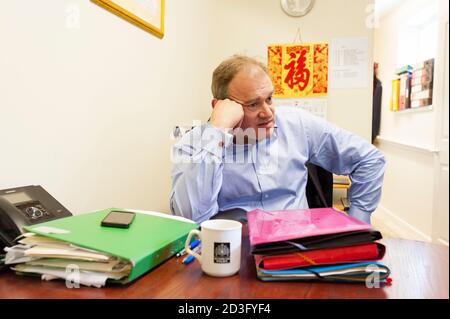 RT Hon ed Davey, il deputato liberaldemocratico per la circoscrizione di Kingston & Surbiton che lavora nel suo ufficio elettorale al 21 di Berrylands Road, Surbiton, Londra, Regno Unito. 12 Jul 2013 Foto Stock