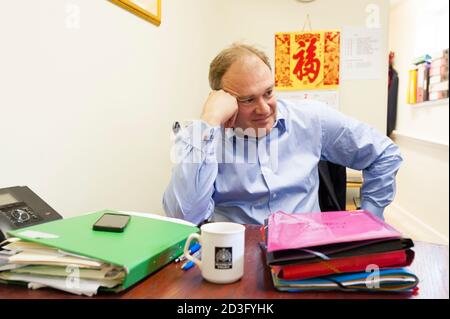 RT Hon ed Davey, il deputato liberaldemocratico per la circoscrizione di Kingston & Surbiton che lavora nel suo ufficio elettorale al 21 di Berrylands Road, Surbiton, Londra, Regno Unito. 12 Jul 2013 Foto Stock