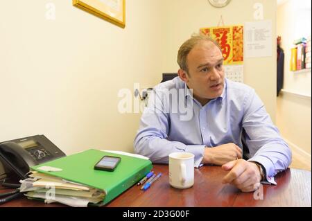 RT Hon ed Davey, il deputato liberaldemocratico per la circoscrizione di Kingston & Surbiton che lavora nel suo ufficio elettorale al 21 di Berrylands Road, Surbiton, Londra, Regno Unito. 12 Jul 2013 Foto Stock