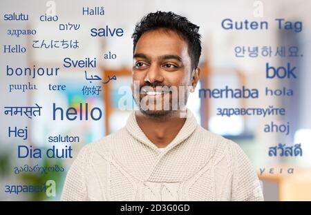 l'uomo indiano sopra le parole nelle lingue straniere Foto Stock