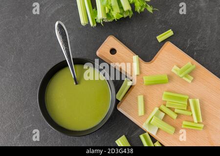 zuppa di crema di sedano in recipiente in ceramica con cucchiaio Foto Stock