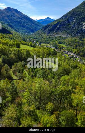 Il villaggio di Niaux nella valle di Vicdessos, nell'Ariege, Pirenei francesi, Francia, tempo di autunno. Foto Stock