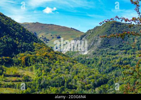 Il villaggio di Niaux nella valle di Vicdessos, nell'Ariege, Pirenei francesi, Francia, tempo di autunno. Foto Stock