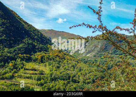 Il villaggio di Niaux nella valle di Vicdessos, nell'Ariege, Pirenei francesi, Francia, tempo di autunno. Foto Stock