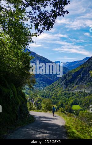 Solitario camminatore femminile sopra il villaggio di Niaux nella Valle di Vicdessos, nell'Ariege, Pirenei francesi, Francia, tempo di autunno. Foto Stock