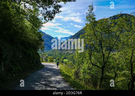 Solitario camminatore femminile sopra il villaggio di Niaux nella Valle di Vicdessos, nell'Ariege, Pirenei francesi, Francia, tempo di autunno. Foto Stock