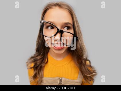 ragazza studentesca sorridente in occhiali Foto Stock