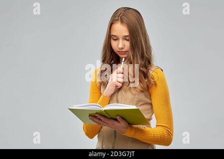 adolescente studentessa con notebook o diario Foto Stock