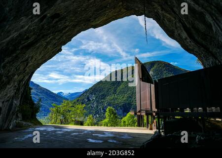 La famosa Grotta di Niaux nella regione dell'Ariege in Francia con la sua gigantesca scultura metallica, la Valle di Vicdessos. Foto Stock