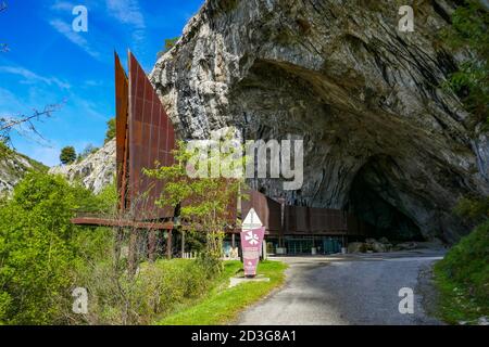 La famosa Grotta di Niaux nella regione dell'Ariege in Francia con la sua gigantesca scultura metallica, la Valle di Vicdessos. Foto Stock
