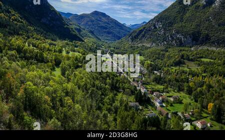 Il villaggio di Niaux nella valle di Vicdessos, nell'Ariege, Pirenei francesi, Francia, tempo di autunno. Foto Stock