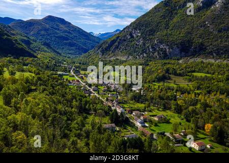 Il villaggio di Niaux nella valle di Vicdessos, nell'Ariege, Pirenei francesi, Francia, tempo di autunno. Foto Stock