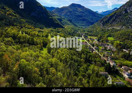 Il villaggio di Niaux nella valle di Vicdessos, nell'Ariege, Pirenei francesi, Francia, tempo di autunno. Foto Stock