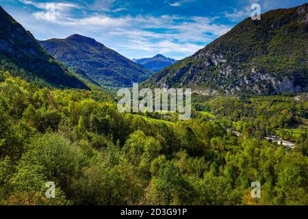 Il villaggio di Niaux nella valle di Vicdessos, nell'Ariege, Pirenei francesi, Francia, tempo di autunno. Foto Stock