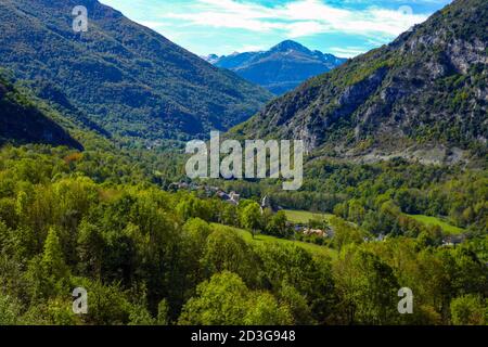 Il villaggio di Niaux nella valle di Vicdessos, nell'Ariege, Pirenei francesi, Francia, tempo di autunno. Foto Stock